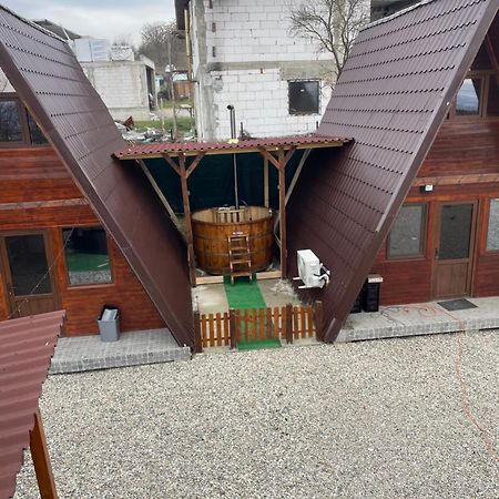 Cabana Tip A La 300 M De Castel هونيدوارا المظهر الخارجي الصورة