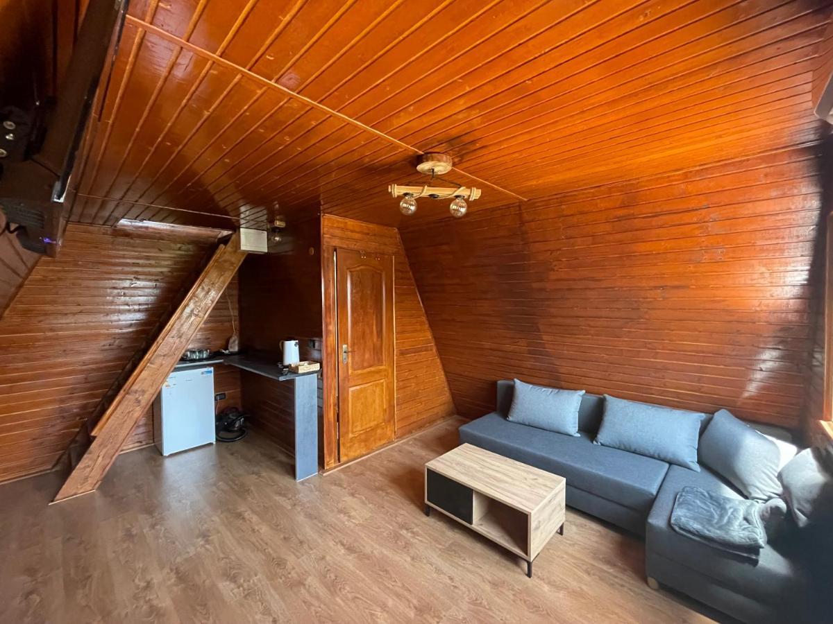 Cabana Tip A La 300 M De Castel هونيدوارا المظهر الخارجي الصورة