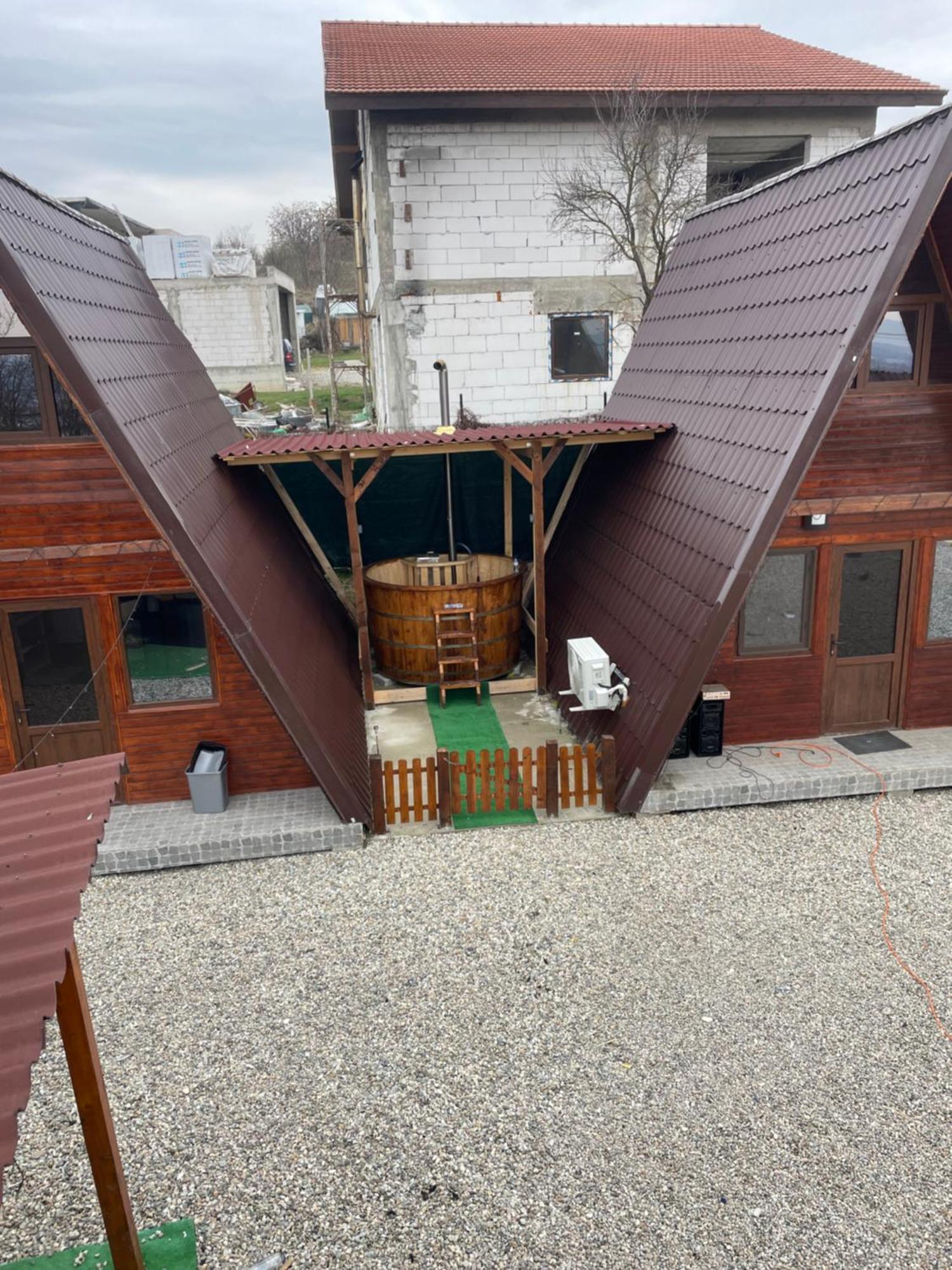 Cabana Tip A La 300 M De Castel هونيدوارا المظهر الخارجي الصورة